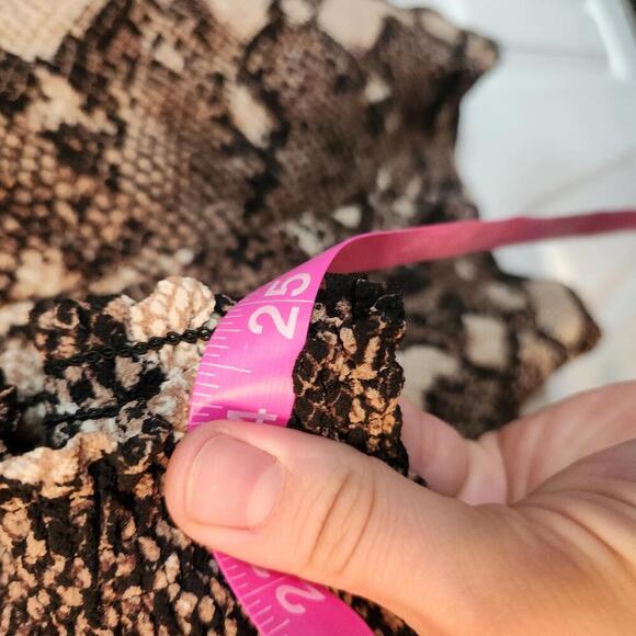 Peace & Pearls Women's Snakeskin Print Blouse - Size Medium - Picture 9 of 9